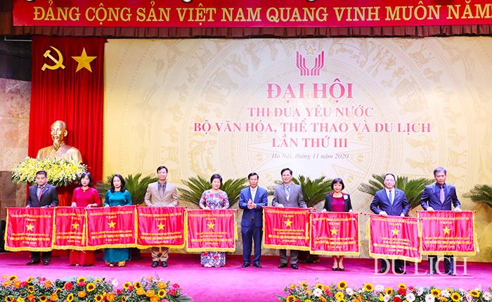 Bộ trưởng Nguyễn Ngọc Thiện trao Cờ Thi đua Chính phủ cho các đơn vị có thành tích xuất sắc trong năm 2019